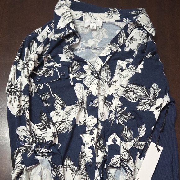 Fyve Tops - Floral Button Down Shirt in Navy and White